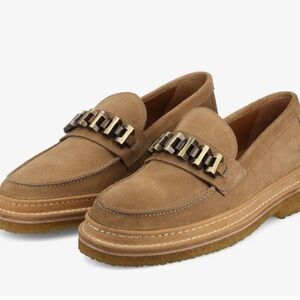 NWT! Taft Tan Suede Verona Loafers with gum sole, sz. 6.5